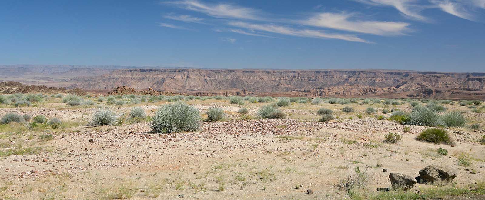 Wide view over the dry plains and mesas near Grünau