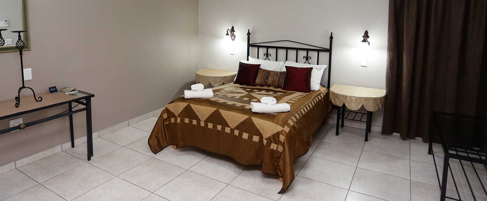 Double room with a queen bed at Grünau Chalets